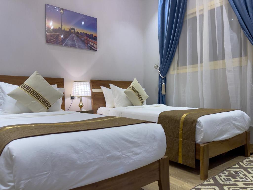 Postel nebo postele na pokoji v ubytování Landmark Hotel Suites
