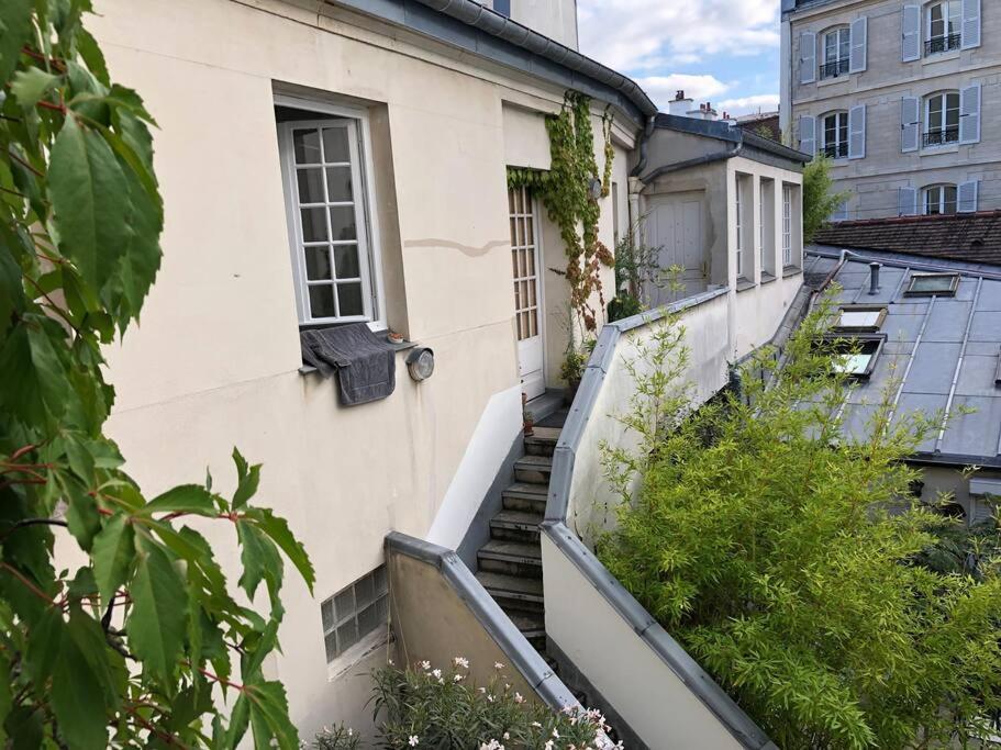 un escalier menant à un bâtiment blanc dans l&#39;établissement Appartement cosy esprit loft, à Paris