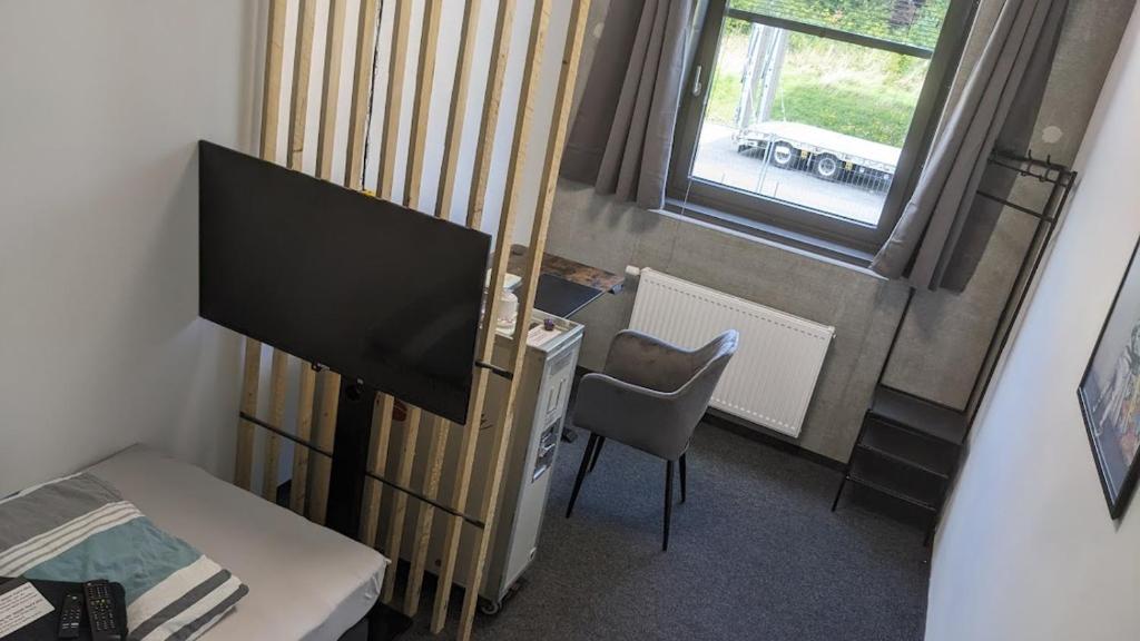 TV a/nebo společenská místnost v ubytování BUSINESS-MOTEL free WiFi & massage, air-con, XXL-Parking