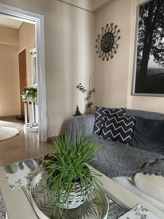 un soggiorno con divano e tavolo di Lovely private room in fancy neighborhood ad Atene