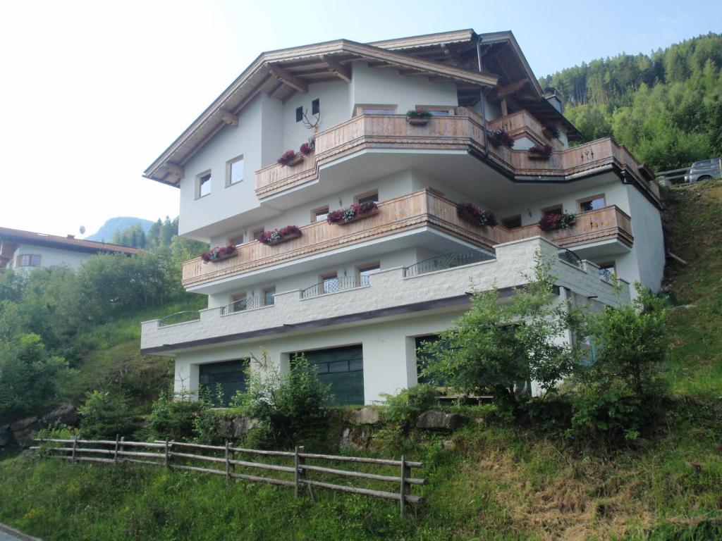 budynek na wzgórzu z balkonami w obiekcie Landhaus Alpenjäger w mieście Hainzenberg
