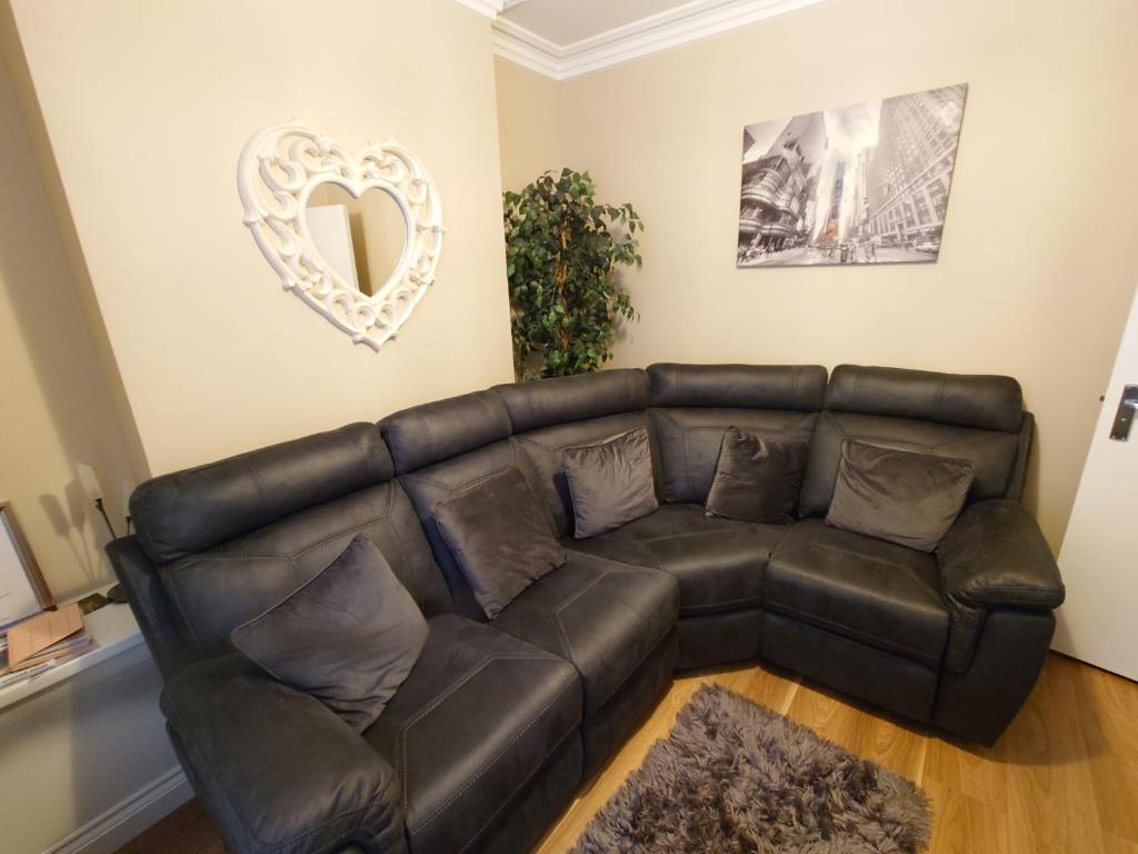 Posezení v ubytování Helens House Derry City Centre Remarkable 3-Bed