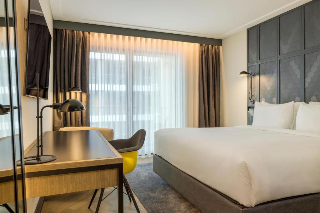 Postel nebo postele na pokoji v ubytování Four Points by Sheraton Budapest Danube