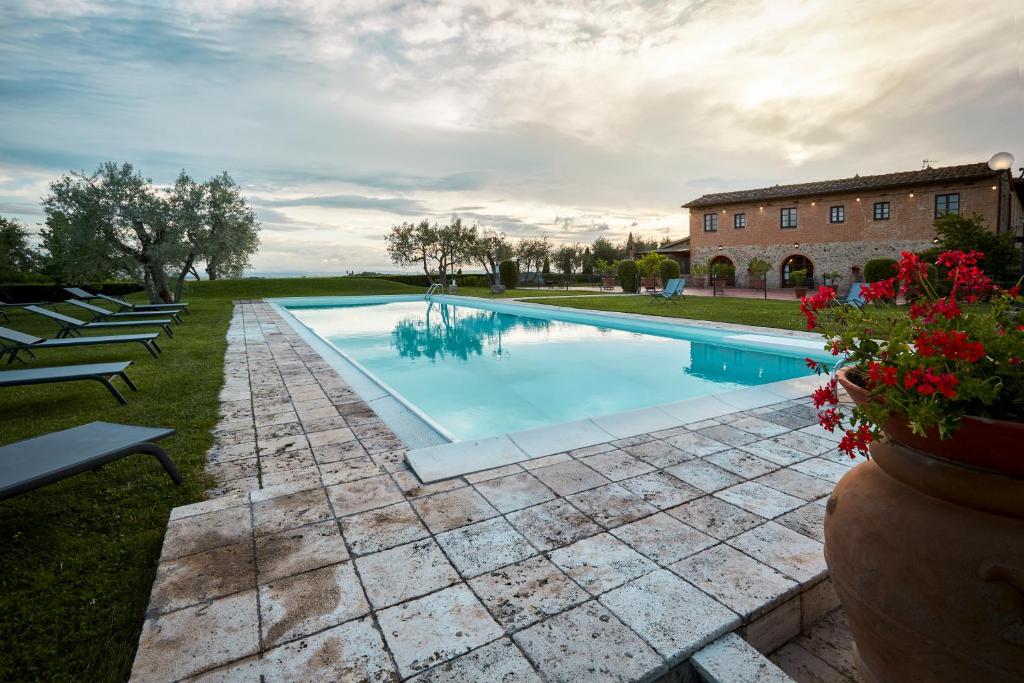 Bazén v ubytování Agriturismo Podere Casato nebo v jeho okolí