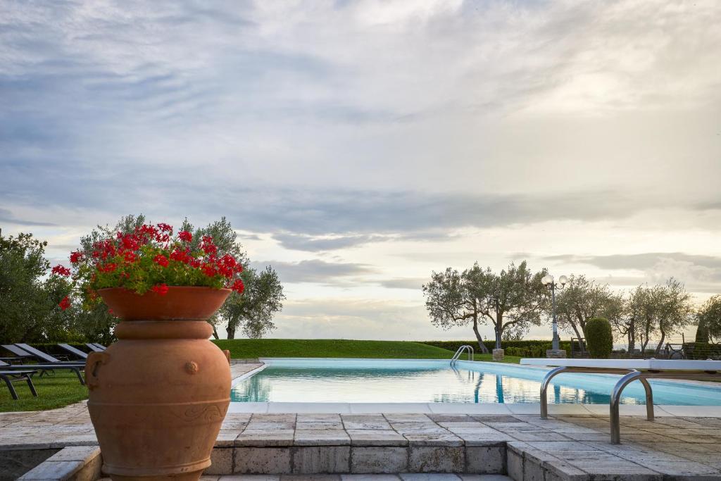 Bazén v ubytování Agriturismo Podere Casato nebo v jeho okolí