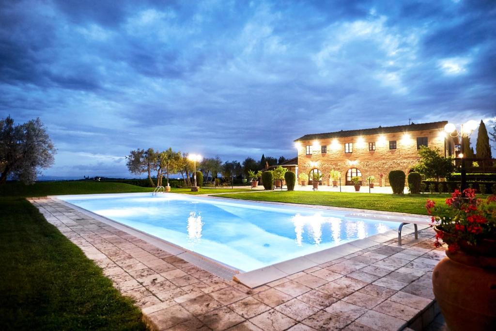 Bazén v ubytování Agriturismo Podere Casato nebo v jeho okolí