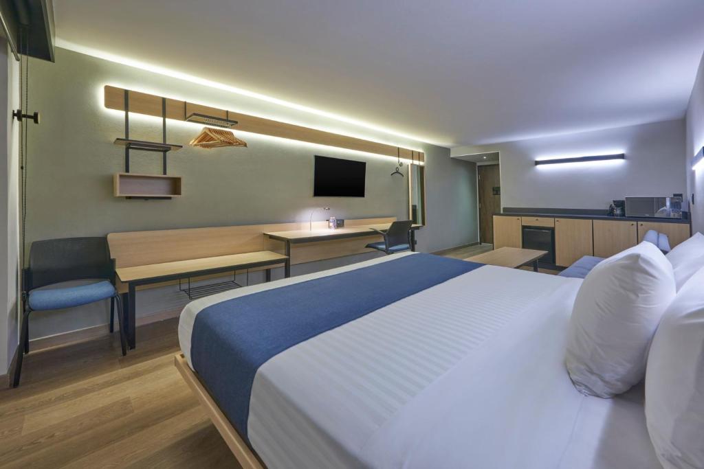 City Express by Marriott Cancun Aeropuerto - Junior King Suite With Sofa Bed