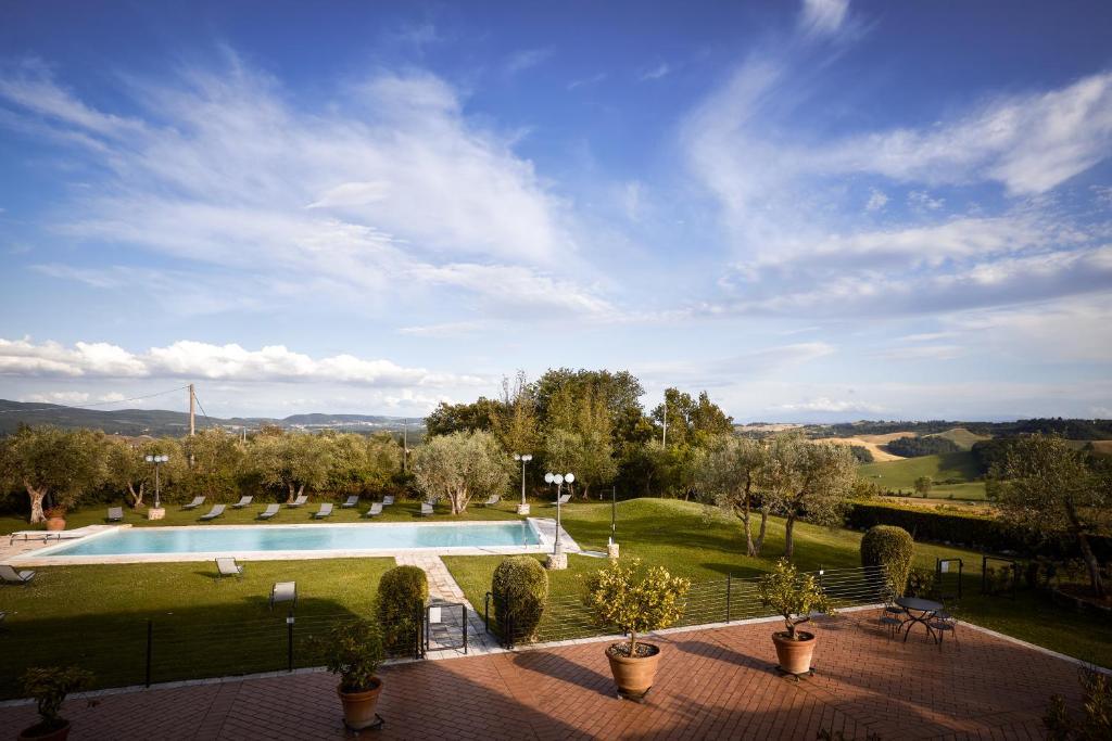 Bazén v ubytování Agriturismo Podere Casato nebo v jeho okolí