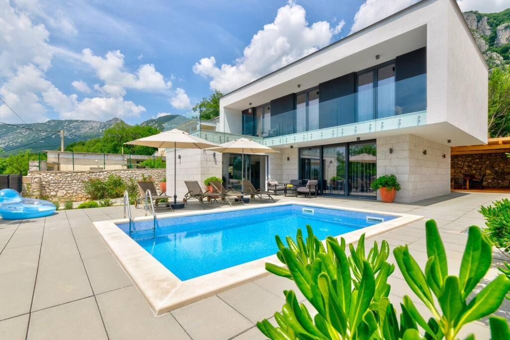 สระว่ายน้ำที่อยู่ใกล้ ๆ หรือใน Excellent Villa Oasis with a pool