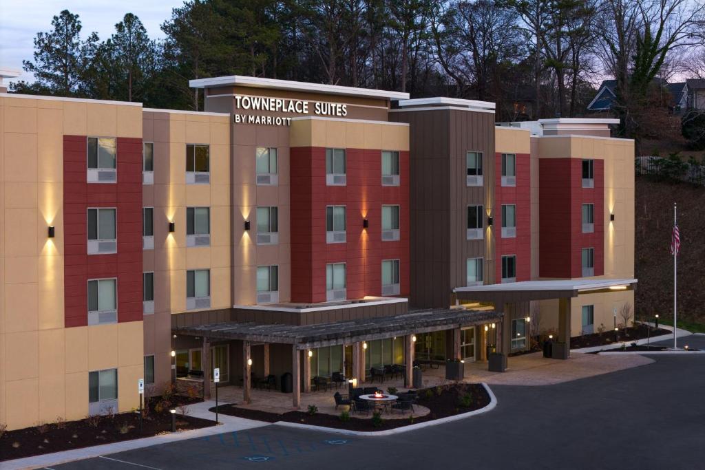 uma representação da frente de um hotel em TownePlace Suites by Marriott Chattanooga South, East Ridge em Chattanooga