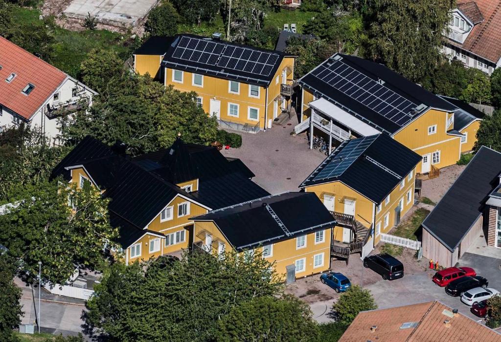 una vista aérea de una fila de casas con paneles solares en Uppsala Lägenhetshotell en Uppsala