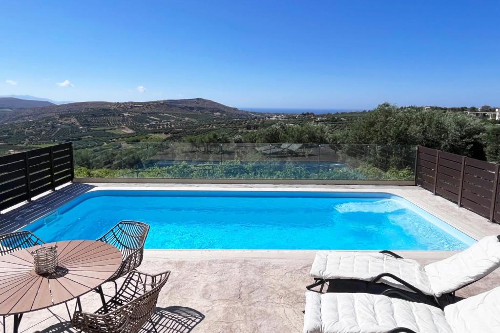 בריכת השחייה שנמצאת ב-Enjoy Romance and Sunsets at Villa Dionysos או באזור