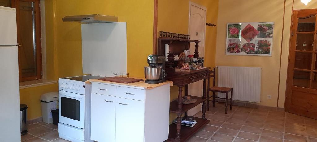 Kuchyň nebo kuchyňský kout v ubytování Chambres et table d'hôtes : LES SENTIERS DE LA BREME