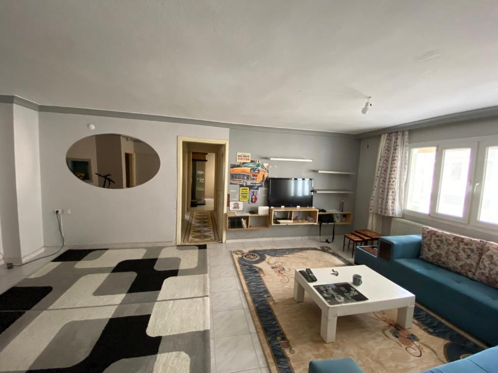 Kuzey’s home في إزمير: غرفة معيشة مع أريكة زرقاء وطاولة