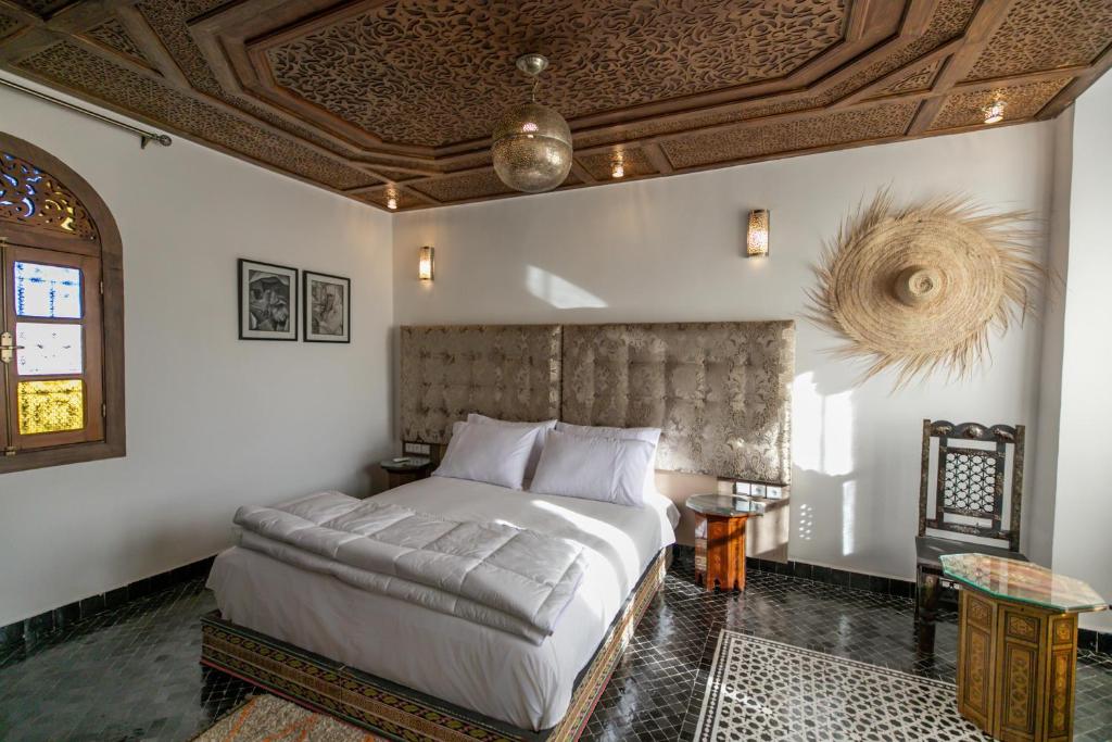Postel nebo postele na pokoji v ubytování DARIF's Riad & Spa