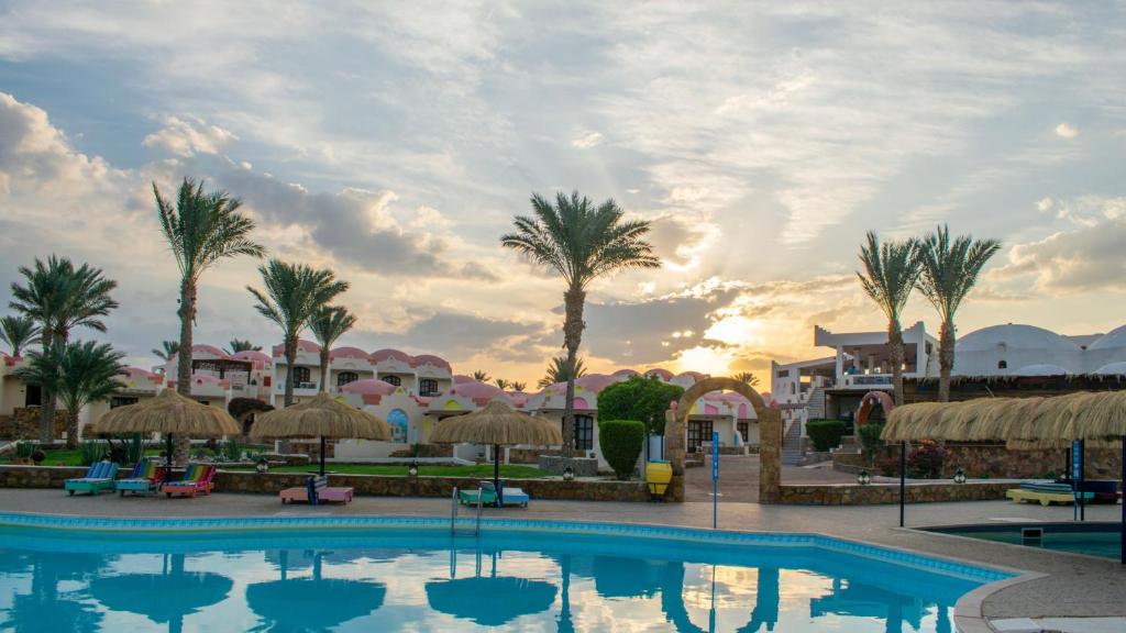 Bazén v ubytování Protels Crystal Beach Resort nebo v jeho okolí