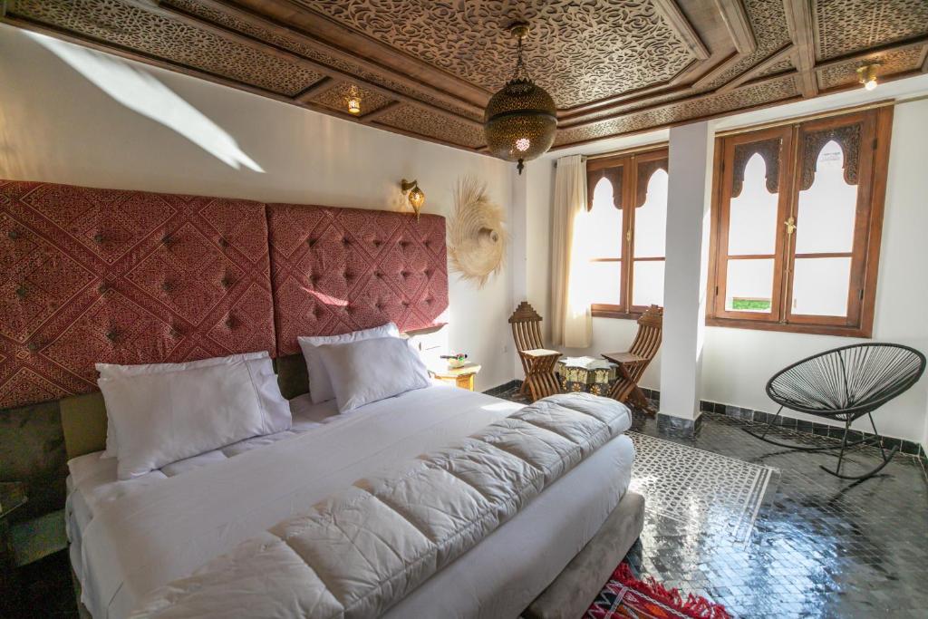 Postel nebo postele na pokoji v ubytování DARIF's Riad & Spa