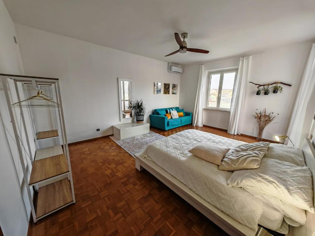 1 dormitorio con 1 cama y ventilador de techo en Verdeacquassisi, en Rivotorto