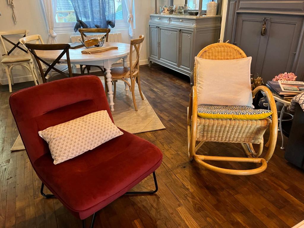 een woonkamer met stoelen en een tafel en stoelen bij Villa Noroit in Cherrueix