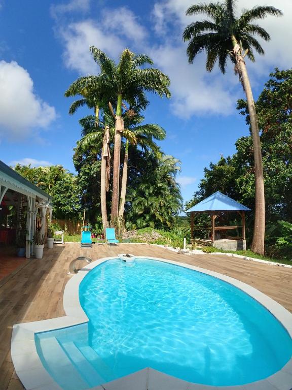 Bazén v ubytování Gîte Kaz à Topaze, piscine, jardin tropical nebo v jeho okolí