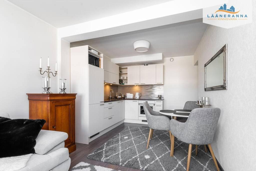 a kitchen and a dining room with a table and chairs at Romantiline Haapsalu ootab Sind in Haapsalu