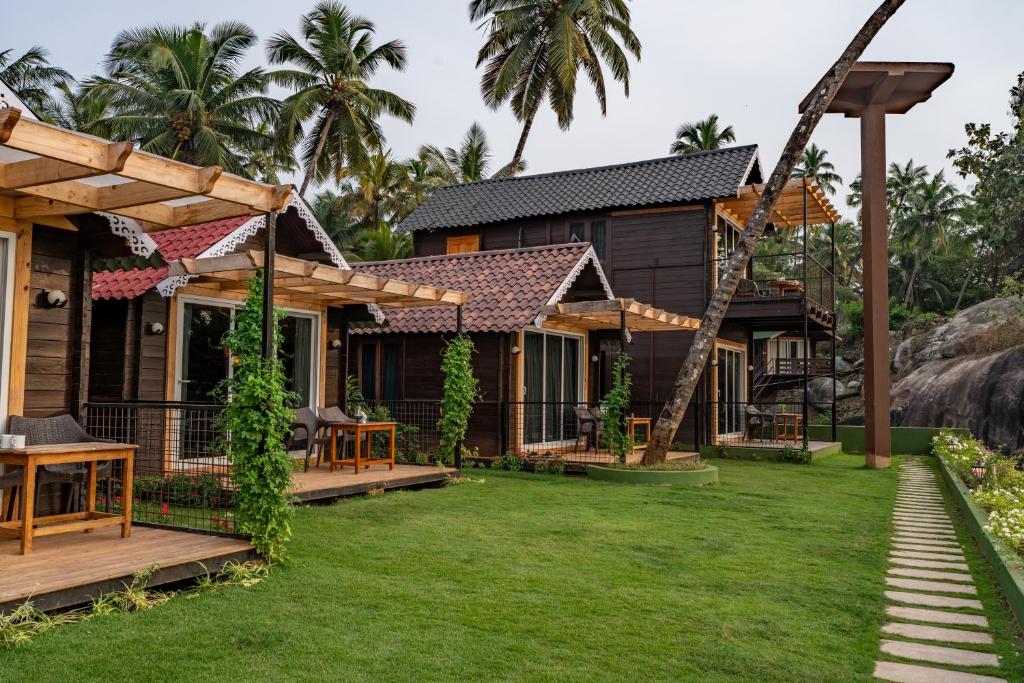 a villa with a garden and a resort at marron sea view resort in Palolem
