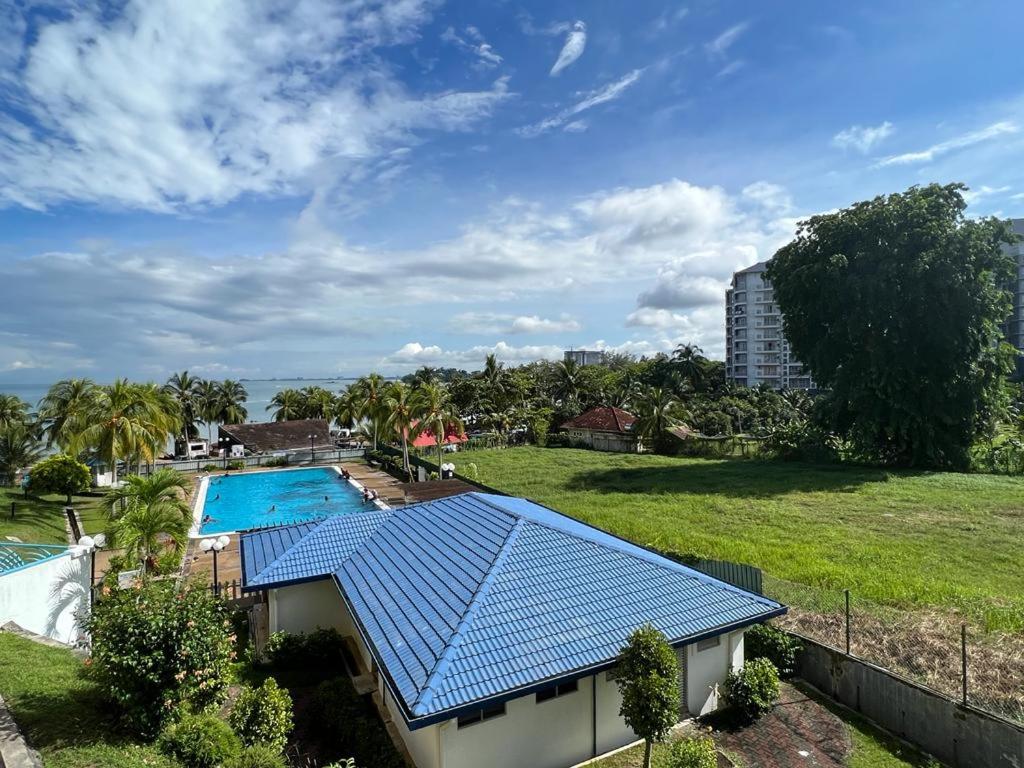 una vista aérea de una casa con piscina en Norita Homestay PD, en Port Dickson