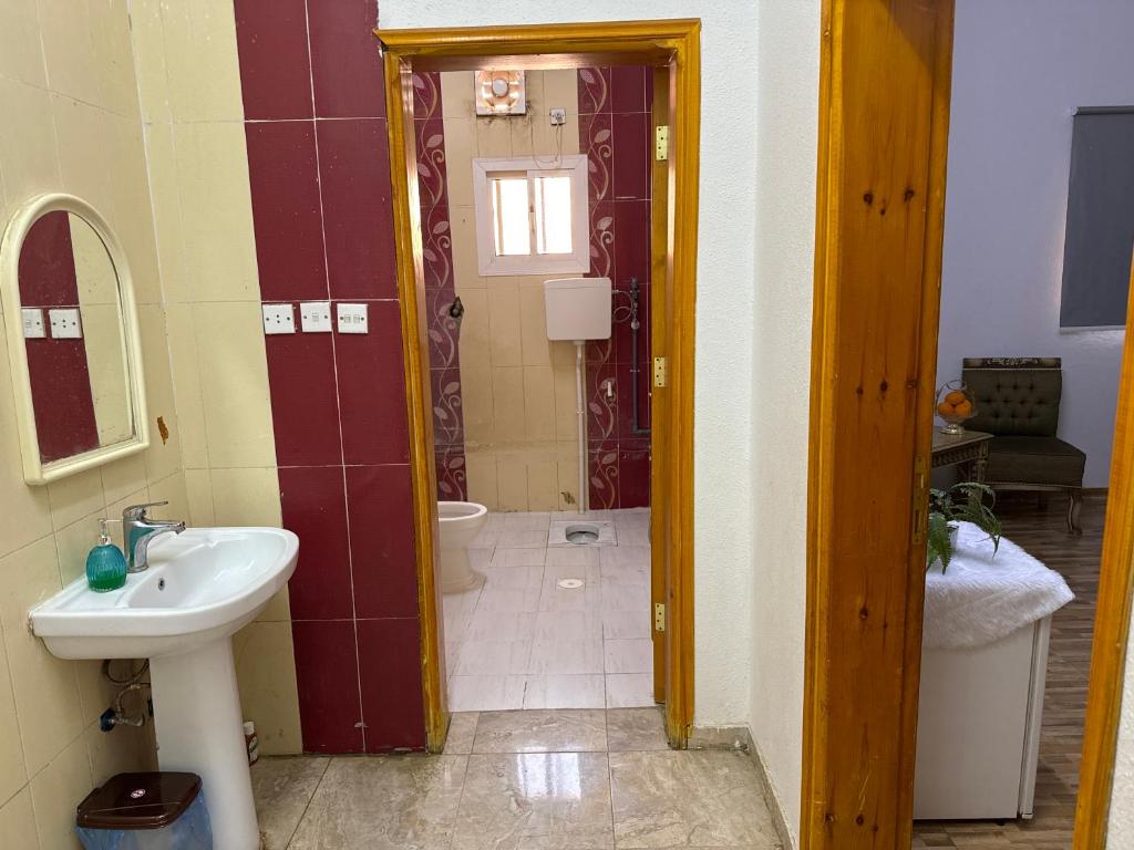bagno con lavandino e servizi igienici di شقه بمدخل مستقل بالعلا a Al Ula