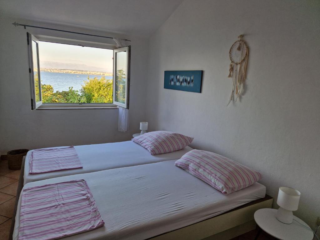 PoljanaにあるCasa Lumaのベッド1台(枕2つ付)、窓が備わる客室です。