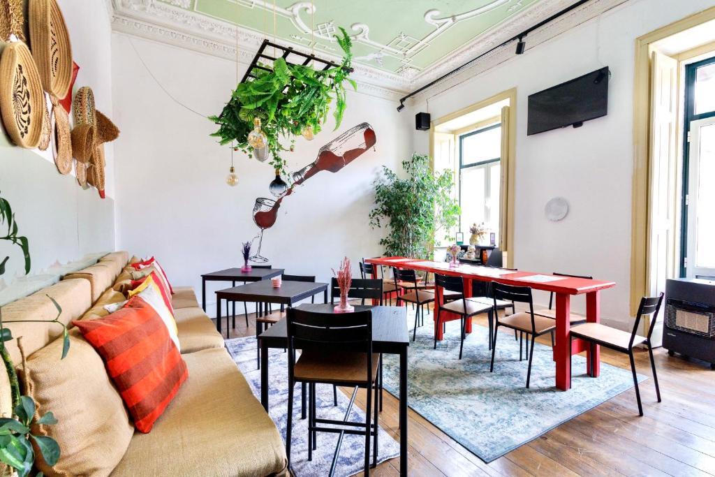 salon z kanapą i stołami w obiekcie Ambiente Hostel w Lizbonie