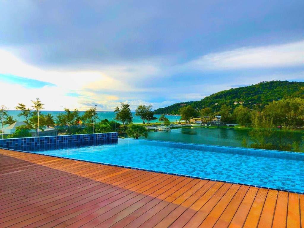 Bazén v ubytování Phoenix Hotel Karon Beach nebo v jeho okolí