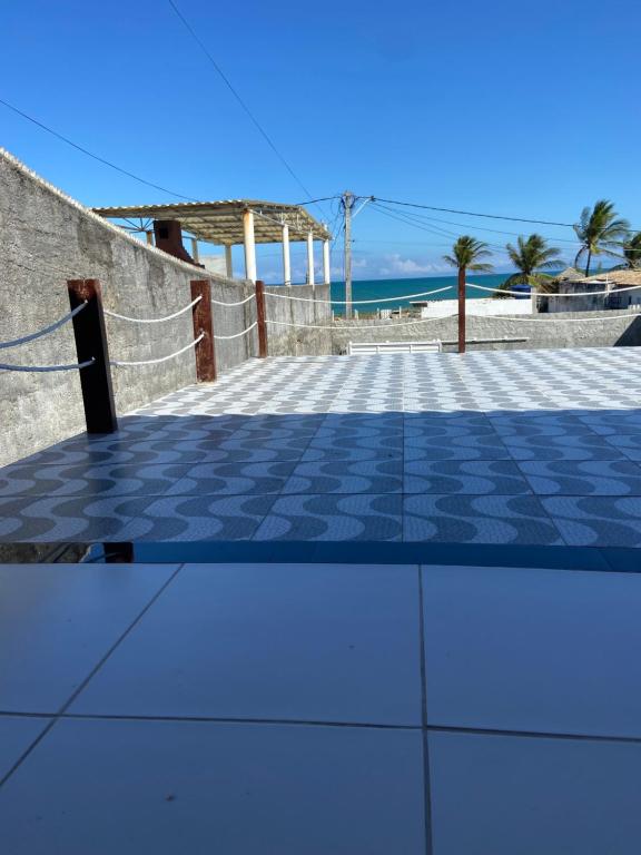 a checkered tile floor in front of the beach at Casa de praia Enseadas do corais - 20 metros da praia in Cabo de Santo Agostinho