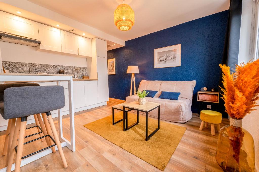 un salon avec un lit et une table dans l'établissement Cocon refait à neuf à 10 min d’ETRETAT, à Criquetot-lʼEsneval