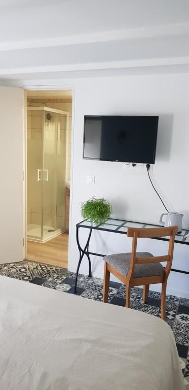 TV a/nebo společenská místnost v ubytování L'EAU QUI DORT - Chambres et Tables d'hôtes