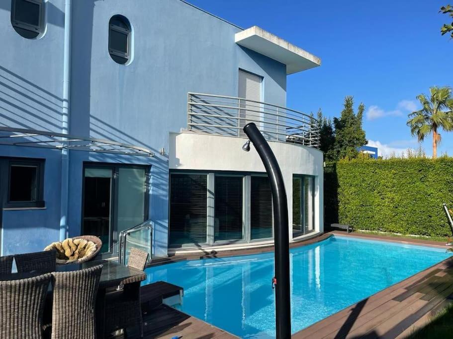 een zwembad voor een huis bij Villa 25 minutes from Lisbon & 10 min from the sea in Quinta do Anjo