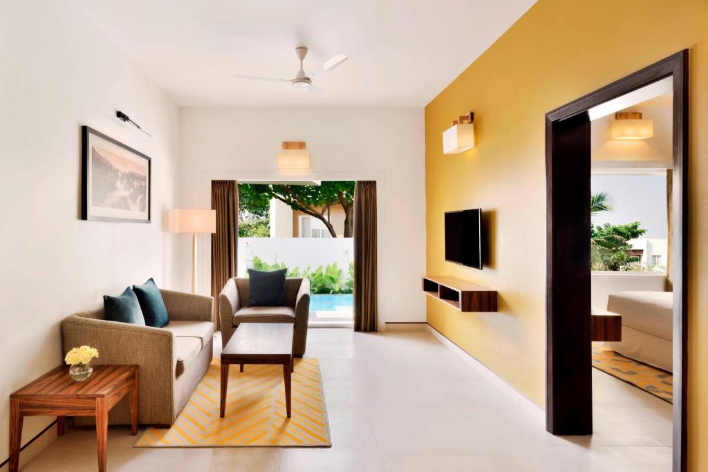 TV a/nebo společenská místnost v ubytování Four Points by Sheraton Mahabalipuram Resort & Convention Center