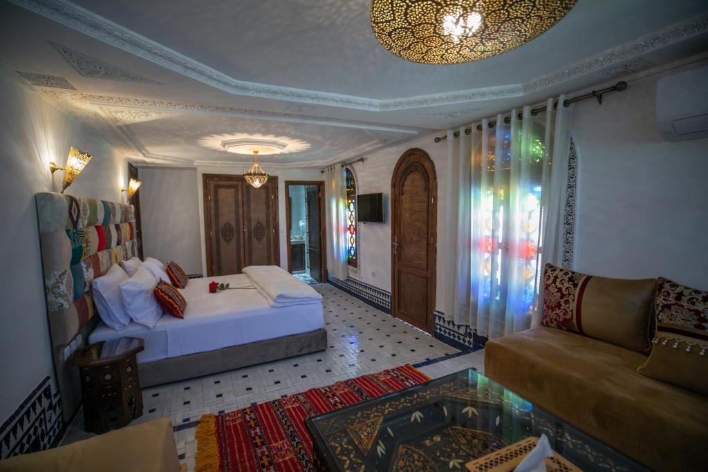 Postel nebo postele na pokoji v ubytování DARIF's Riad & Spa