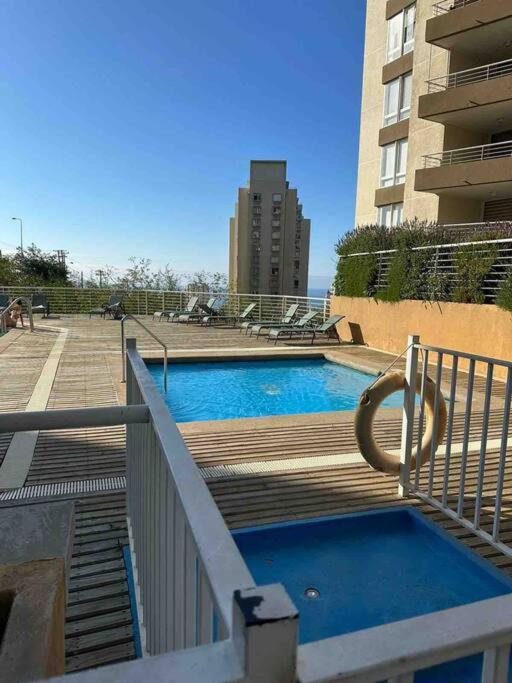 una piscina en un edificio junto a un edificio en Depto viña del mar Horizonte Infinito, en Viña del Mar