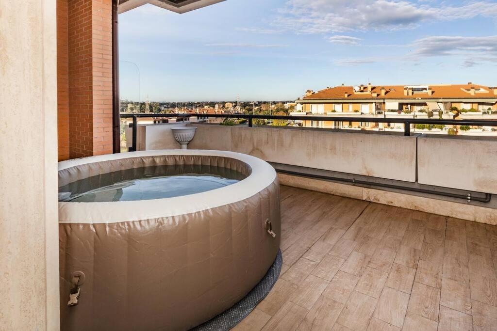 a hot tub on the balcony of a building at Jacuzzi Panoramica a Roma, Netflix e Comfort in Rome