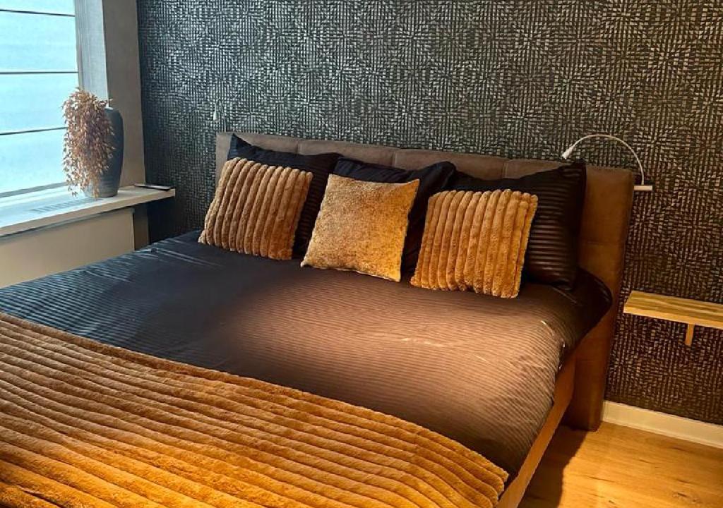 uma cama com almofadas num quarto em RESIDENCE LEEUWARDEN em Leeuwarden