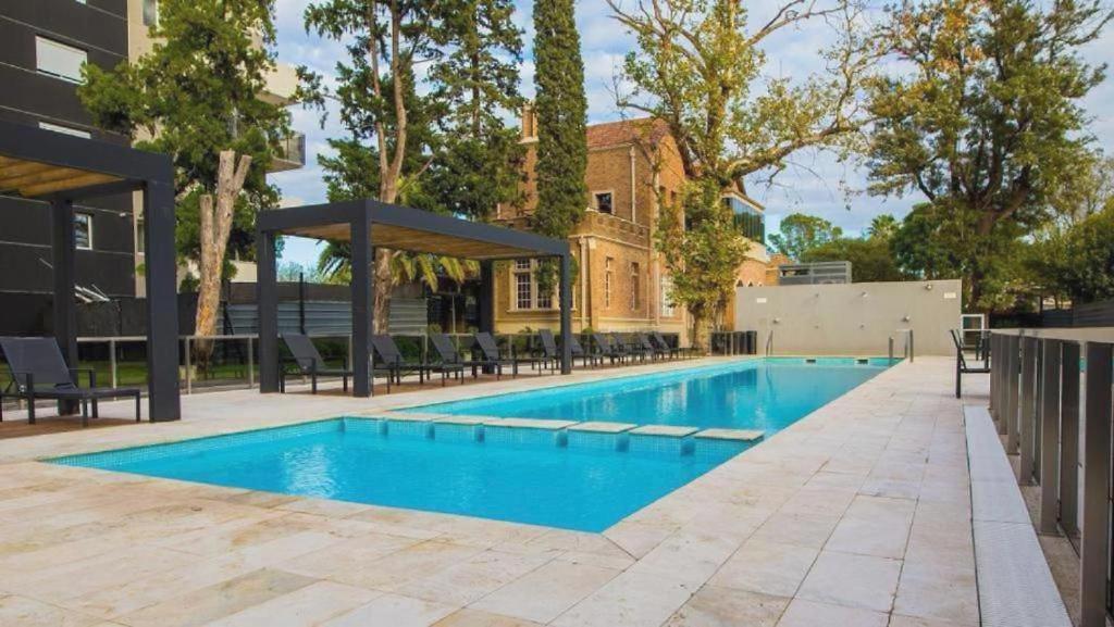 una piscina en medio de un patio en Em Departamento Amoblado Cordoba en Córdoba