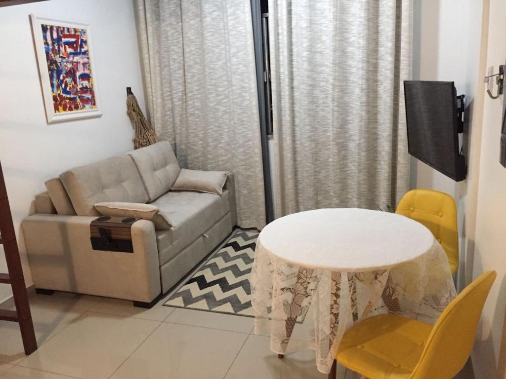 sala de estar con sofá y mesa en Cozy Private Studio BOTAFOGO, en Río de Janeiro