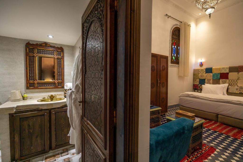 Postel nebo postele na pokoji v ubytování DARIF's Riad & Spa