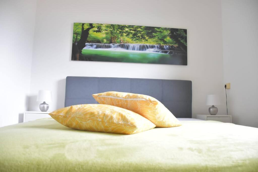 Postel nebo postele na pokoji v ubytování Ferienhaus Julia - Ossiacher See