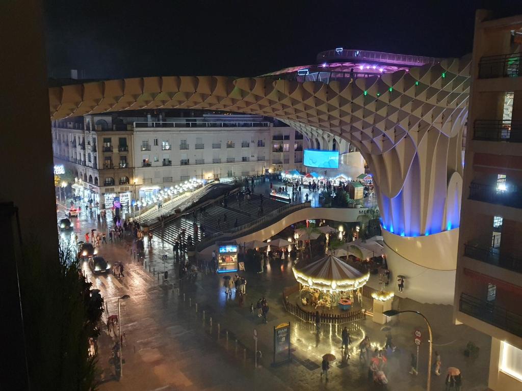 una vista aérea de un centro comercial por la noche en Imagen Metrosol, en Sevilla
