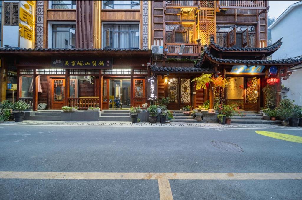 een gebouw in een straat naast een straat bij Millennium Boutique Hotel in Zhangjiajie