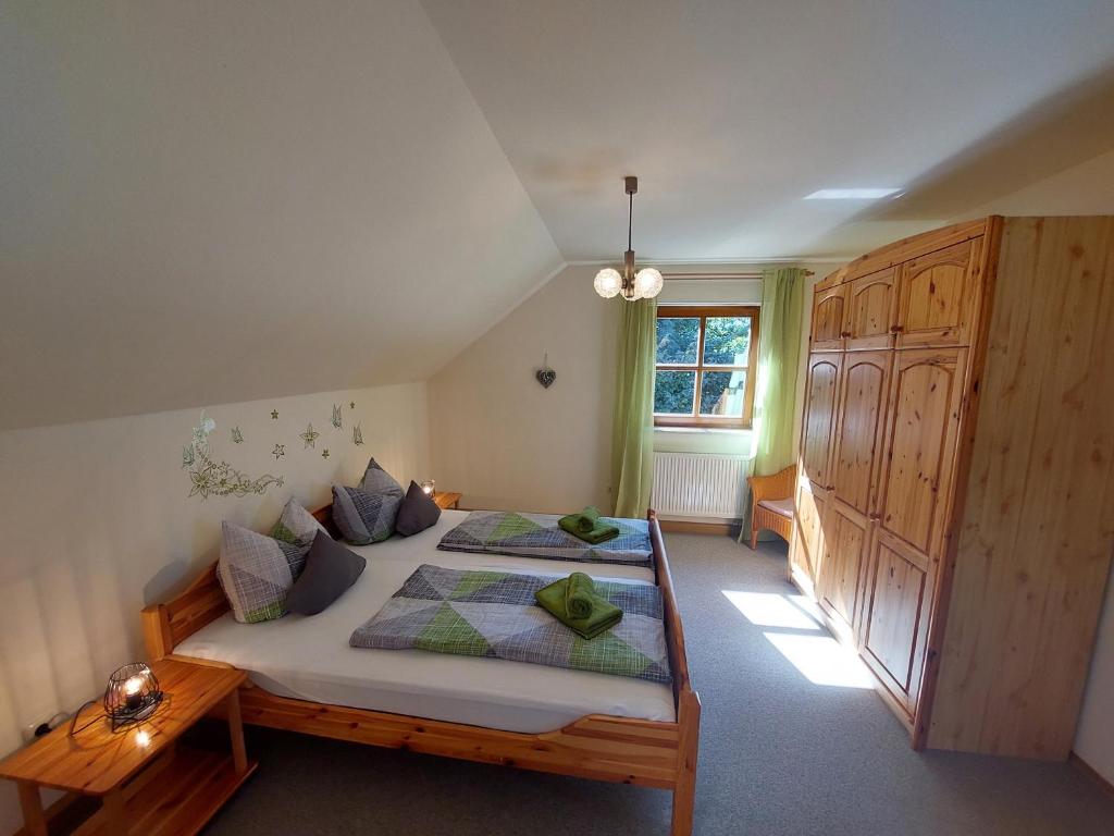 Ένα ή περισσότερα κρεβάτια σε δωμάτιο στο Ferienhaus NaturKraftEnergie