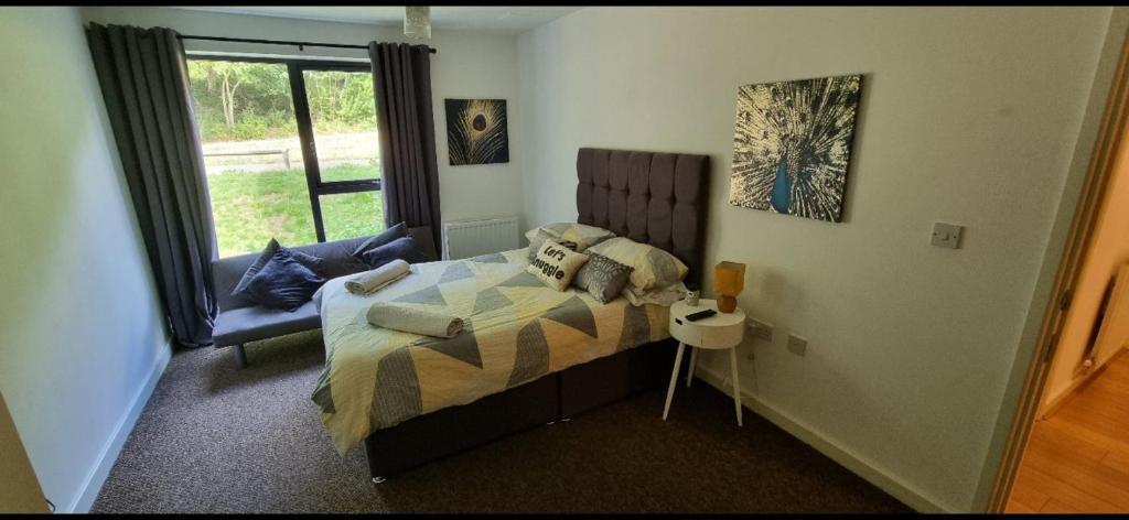 um quarto com uma cama e uma janela em Brentwood Town Retreat - Large 2 bedroom apartment em Brentwood