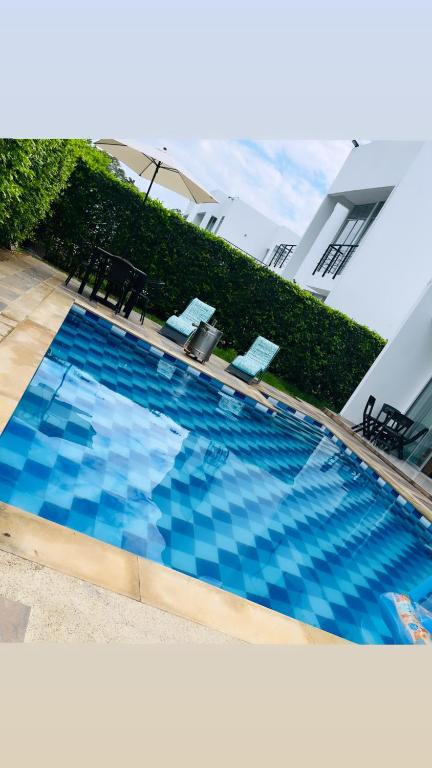 a swimming pool with blue tiles on top of a house at Villa Juliana in Carmen de Apicalá