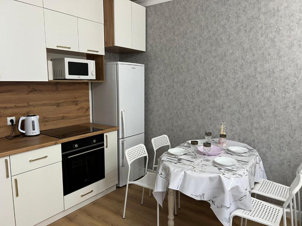 Η κουζίνα ή μικρή κουζίνα στο 2х комнатная квартира Астана Левый берег